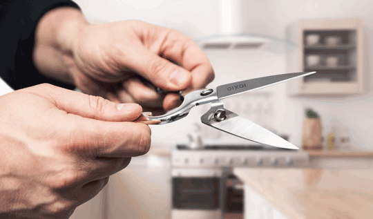 Open kitchen scissor for cleaning